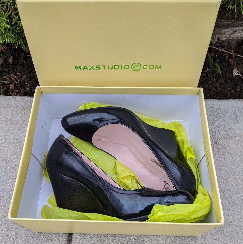 Black wedge pumps